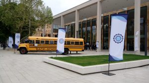 Der amerikanische Schulbus vor dem Eingang des Founder Summit 2019 im RheinMain CongressCenter Wiesbaden