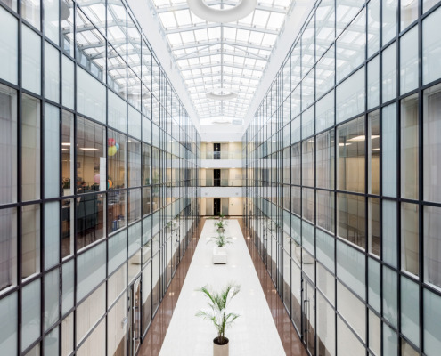 Atrium eines gläsernen Bürogebäudes von einem Großunternehmen