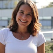 Aniela Szutta lächelt im Freien in die Kamera